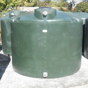 The image displays a 1,600-gallon vertical straight-wall water storage tank, measuring 86 inches in diameter and 71 inches in height.